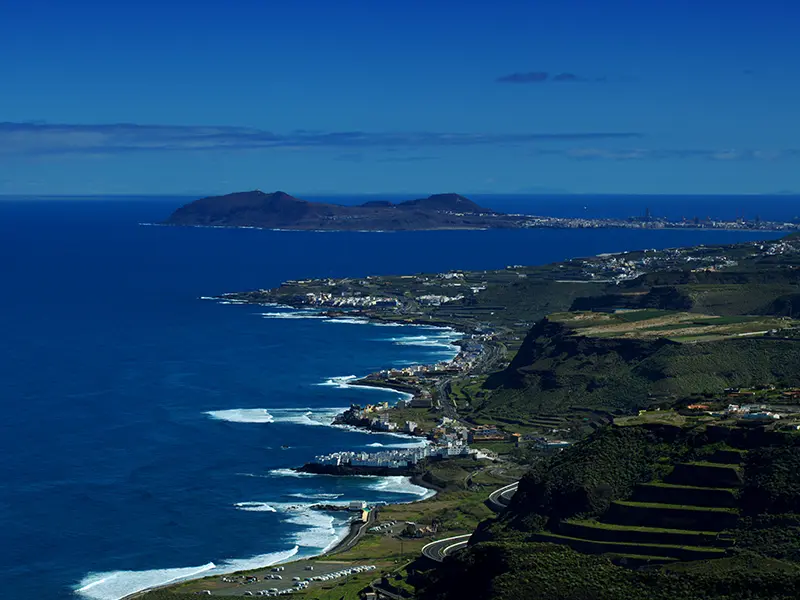 Vista de uma praia perto de Santa María de Guía